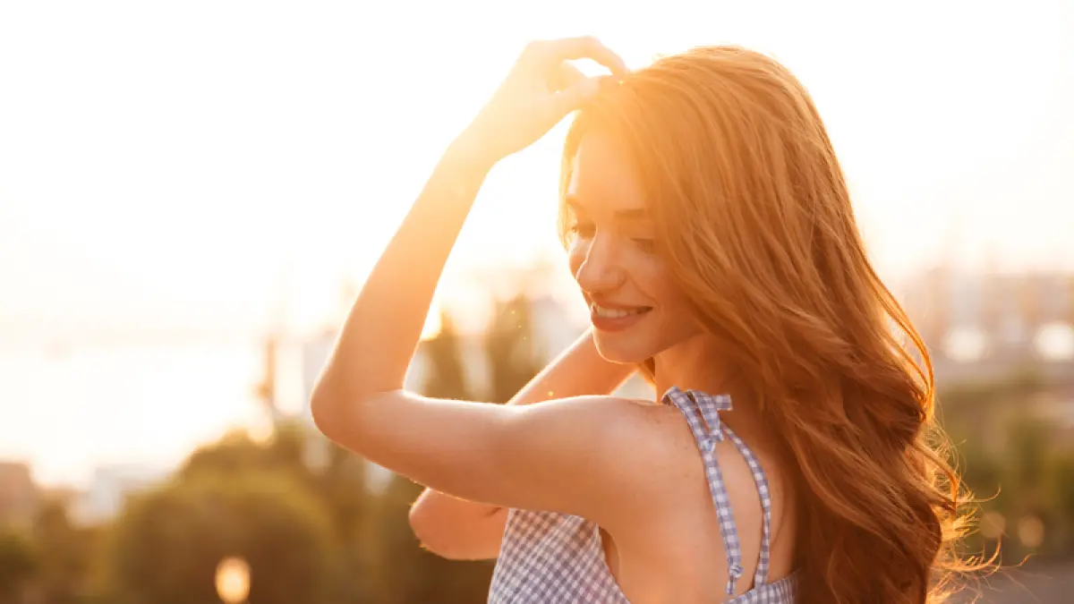 Tips sederhana agar rambut tetap segar dan nyaman sepanjang hari. (Freepik)
