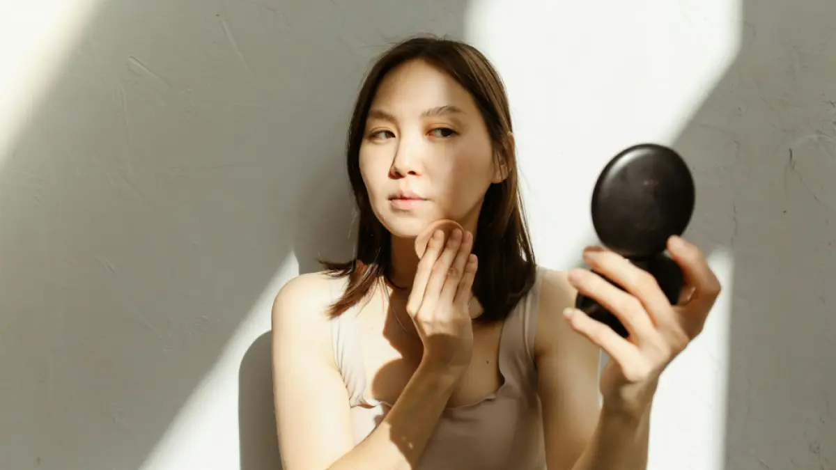 Bye Muka Berminyak! Ini 5 Rekomendasi Powder Foundation yang Awet Seharian (Source: Pexels/@Polina Tankelevich)