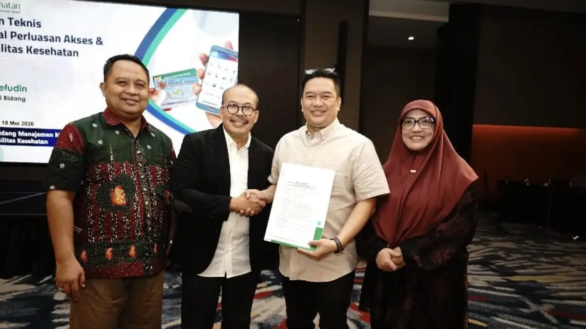 DEMI LAYANAN KESEHATAN: Sekretaris Daerah (Sekda) Kabupaten Malang Budiar Anwar (dua dari kanan ) menunjukkan pakta integritas di Graha Sanusi Hardjadinata Universitas Padjajaran Bandung hari ini (20/5).