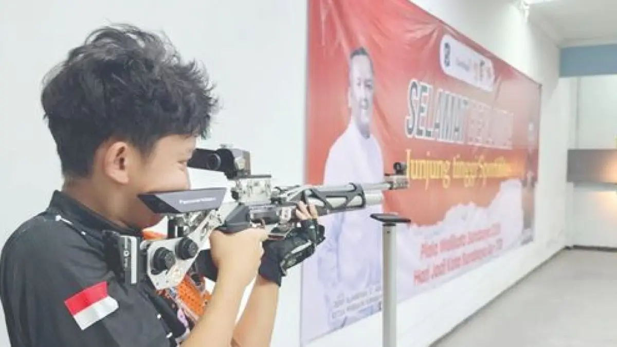 FOKUS: Atlet Perbakin Kota Malang M Azzam Kenzie Al Fawwaz mengikuti Kejuaraan Menembak Piala Wali Kota Surabaya 2026, di Lapangan Tembak Kodam V Brawijaya, Kota Surabaya, Minggu lalu (17/5). (Foto: Perbakin Kota Malang)
