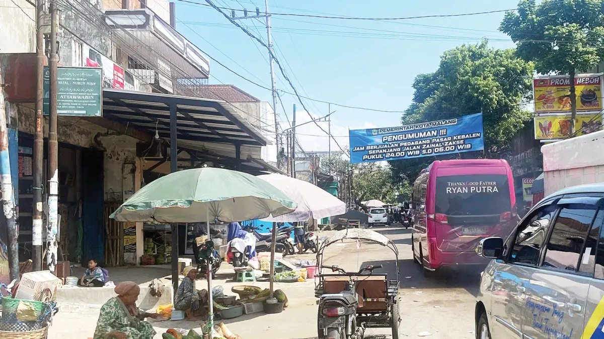 GANGGU LALIN: Beberapa PKL terpantau masih berjualan di Jalan Zainal Zakse, kemarin (20/5) sekitar pukul 10.00. Seharusnya jalan itu steril dari aktivitas jual beli pada pukul 06.00. (Andika Satria Perdana/Radar Malang)