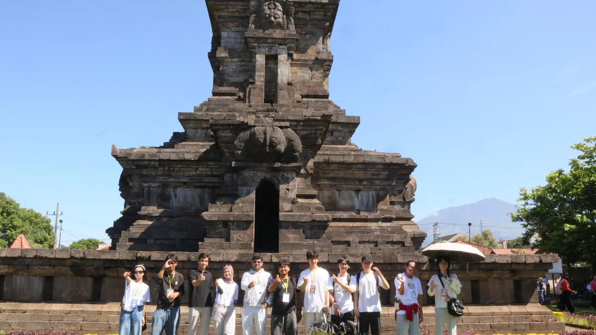 JELAJAH SEJARAH: Beberapa mahasiswa internasional melakukan foto bersama di depan Candi Singhasari. (Fakultas Sastra/Universitas Negeri Malang)