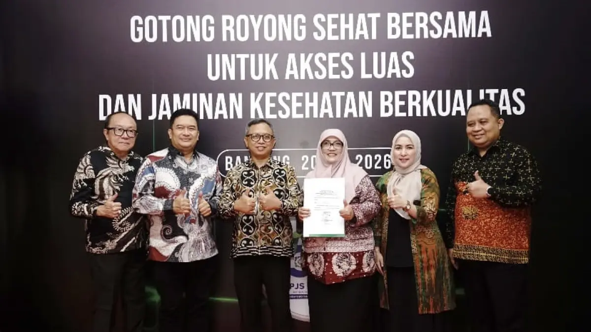 KERJA SAMA: Direktur RSUD Kanjuruhan dr Nur Rochmah MMRS (empat dari kiri) didampingi Sekda Kabupaten Malang Budiar Anwar (dua dari kiri) menunjukkan pakta integritas yang sudah ditandatangani.
