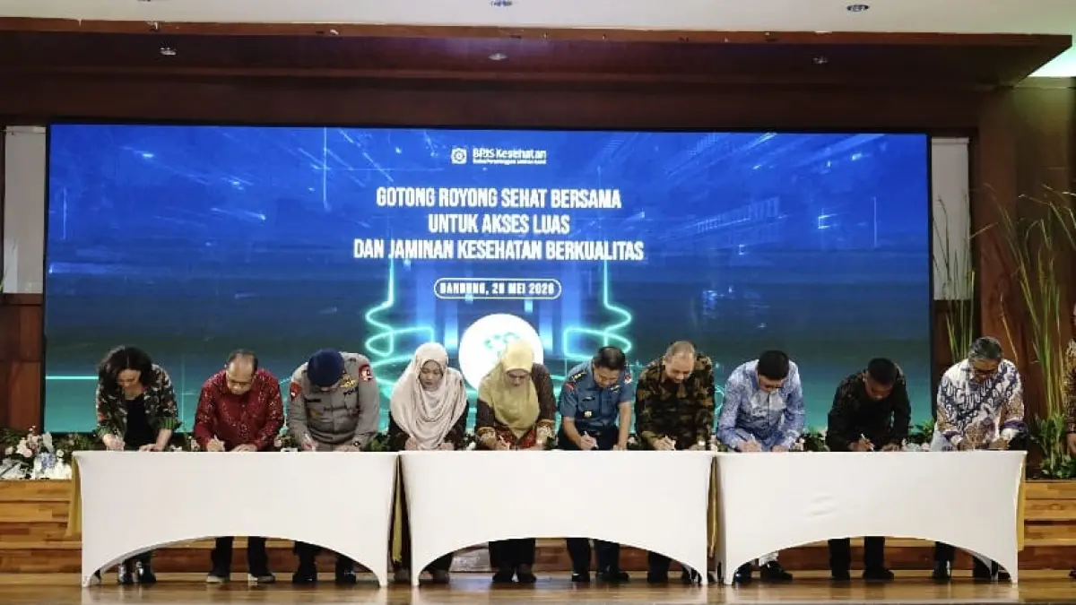 KOMPAK: Para pimpinan FKTP dan FKTL menandatangani pakta integritas fasilitas layanan kesehatan di Universitas Padjajaran, Bandung hari ini (20/5).