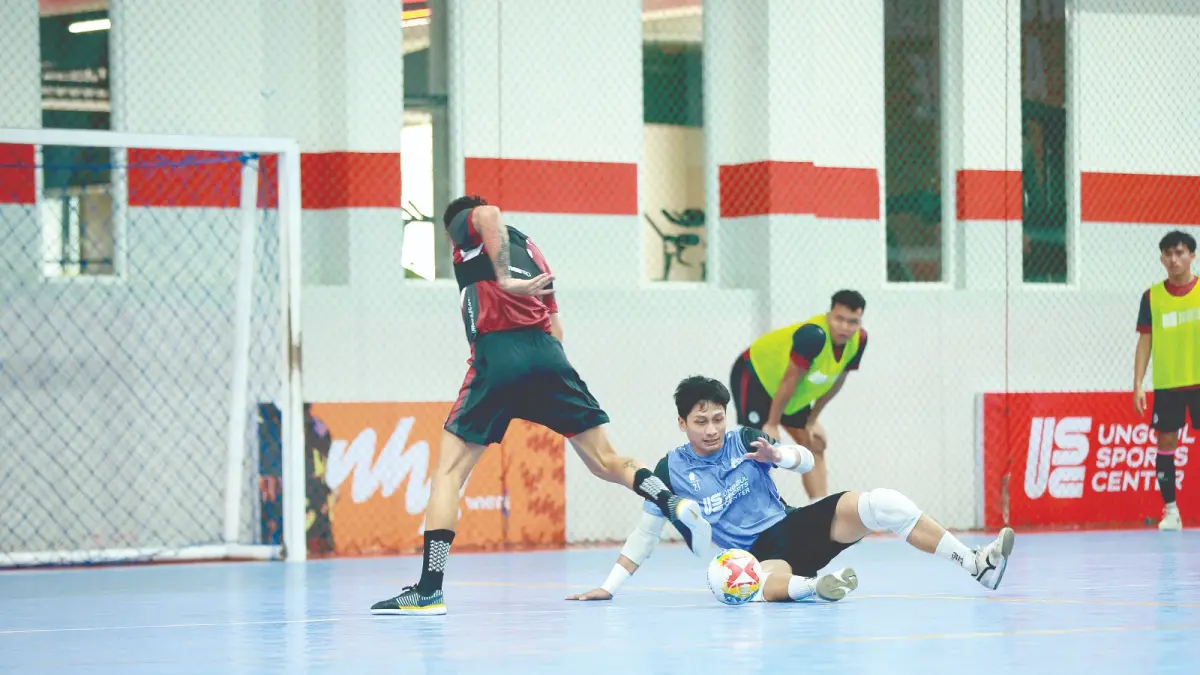 MAKSIMALKAN PERSIAPAN: Kiper Unggul FC Malang Farhan Helmy Lubis (kanan) berhasil menghadang Andres Josue Teran yang akan mencetak gol dalam sesi latihan tim di Unggul Sport Center, kemarin. (Foto: MO Unggul FC Malang)