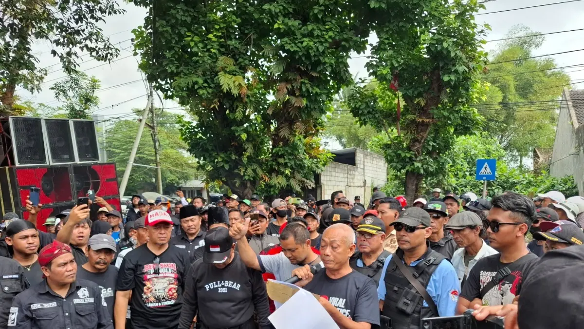 Pak Dur menyampaikan orasi di halaman gedung DPRD Kabupaten Malang