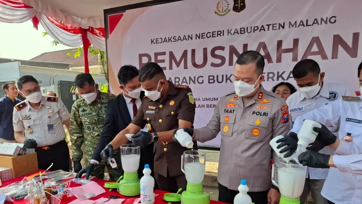 Pemusnahan sabu-sabu di halaman kantor Kejari Kabupaten Malang