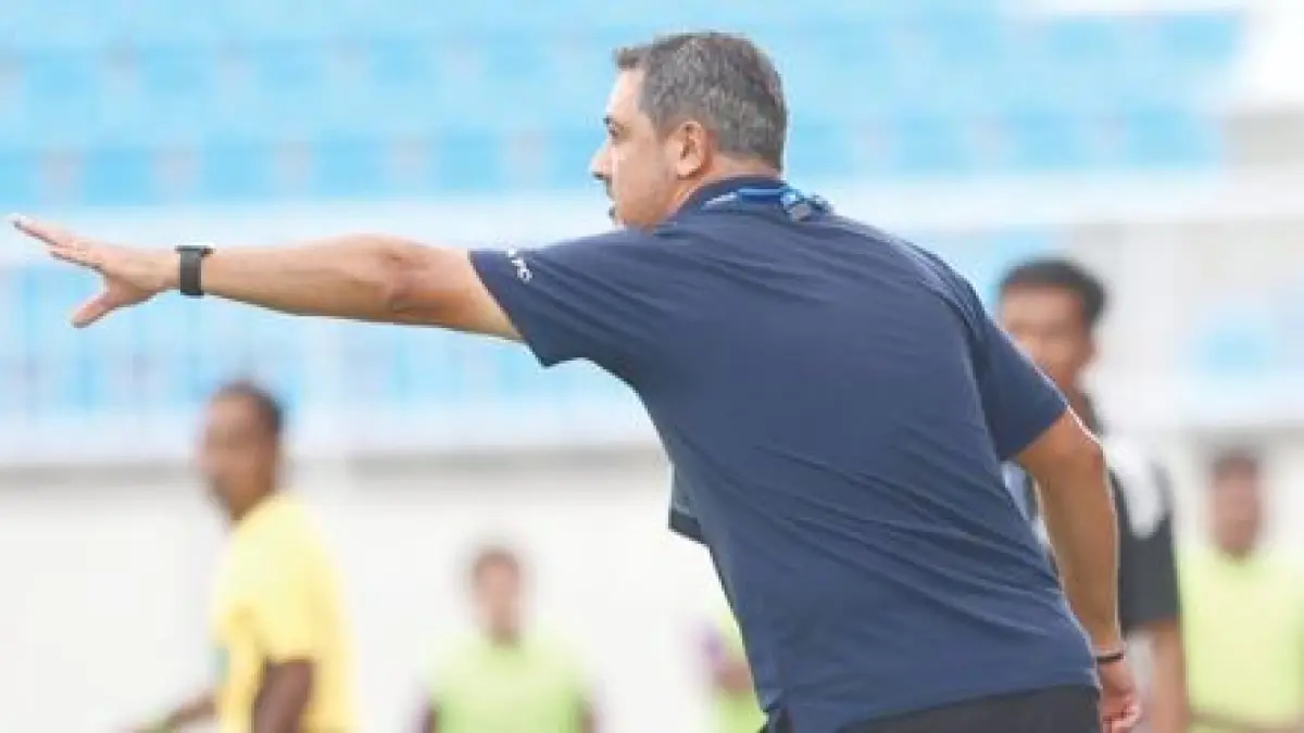 PERLU TAMBAHAN STAF: Pelatih Kepala Arema FC Marcos Santos memberikan instruksi dalam laga BRI Super League di Stadion Kanjuruhan, pada 9 Mei lalu. (Foto: Darmono/Radar Malang)