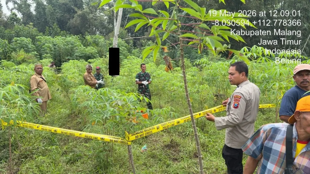 Polisi memberikan garis polisi TKP penemuan pria meninggal di kebun singkong, Selasa (19/5). (Istimewa)