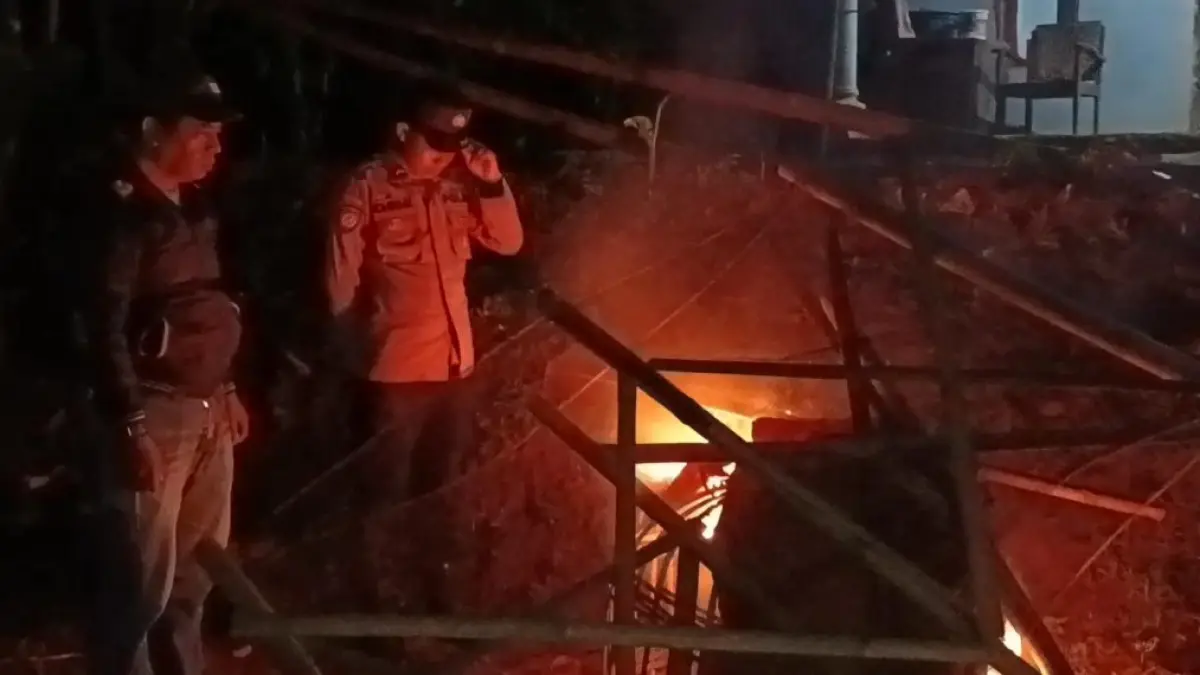 Polisi memusnahkan arena sabung ayam di Sumbermanjing Wetan. (Humas Polres Malang)