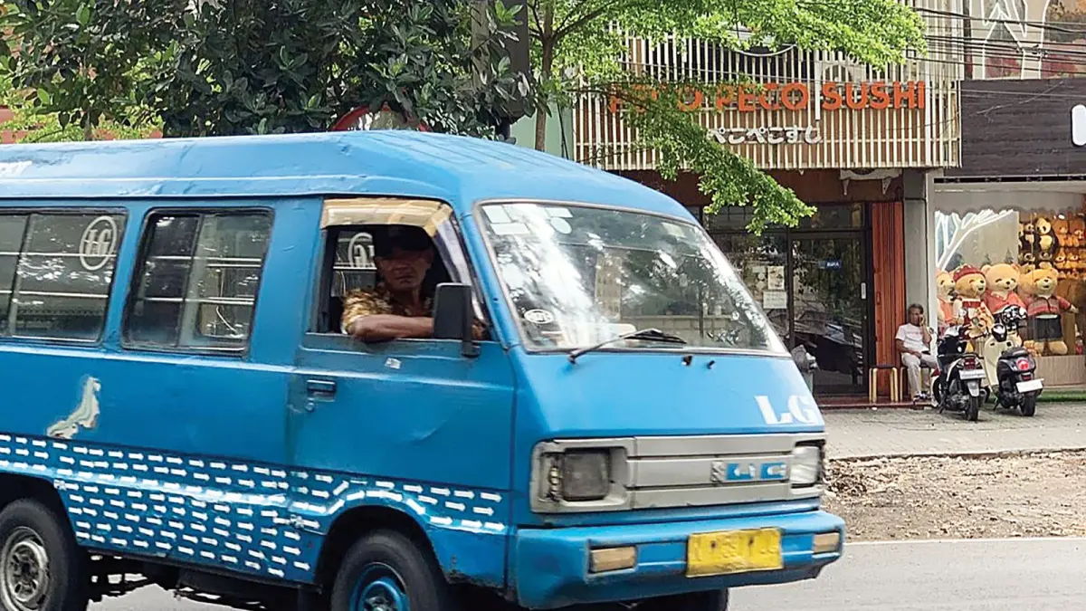 SEGERA DIBAHAS: Salah satu angkot melintas di Jalan Wilis, Kecamatan Klojen, kemarin. Rute beberapa trayek akan bakal diubah pemkot.  (ANDIKA SATRIA PERDANA/RADAR MALANG)