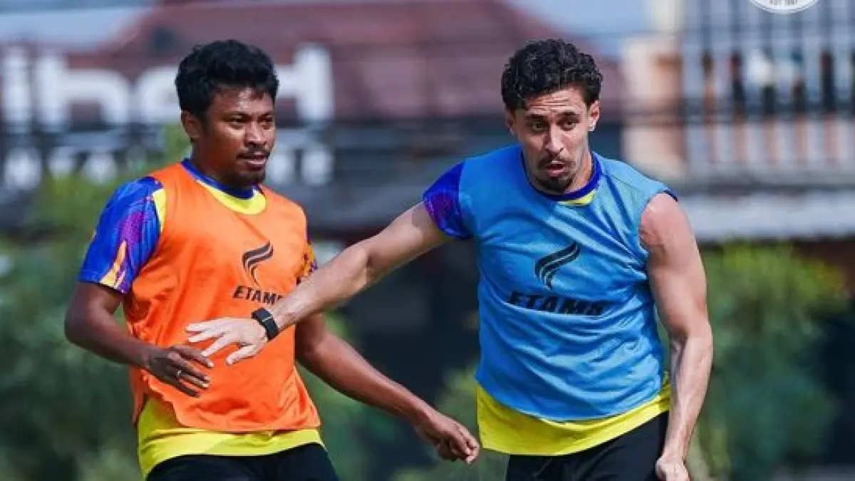 WAJIB TAMPIL PEDE: Gelandang Arema FC Gustavo Franca (kanan) mendapatkan pengawalan ketat Rifad Marasabessy dalam sesi latihan di Dreams Football Pitch, Senin lalu (19/5). (Foto: MO Arema FC)
