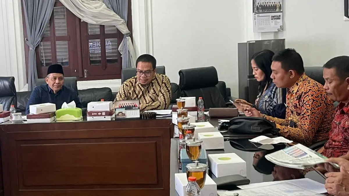 BERI PENJELASAN: Komisi B DPRD Kota Malang membahas skema KPBU untuk revitalisasi Pasar Besar bersama P3BM dan Pemkot Malang, kemarin. (Andika Satria Perdana/Radar Malang)