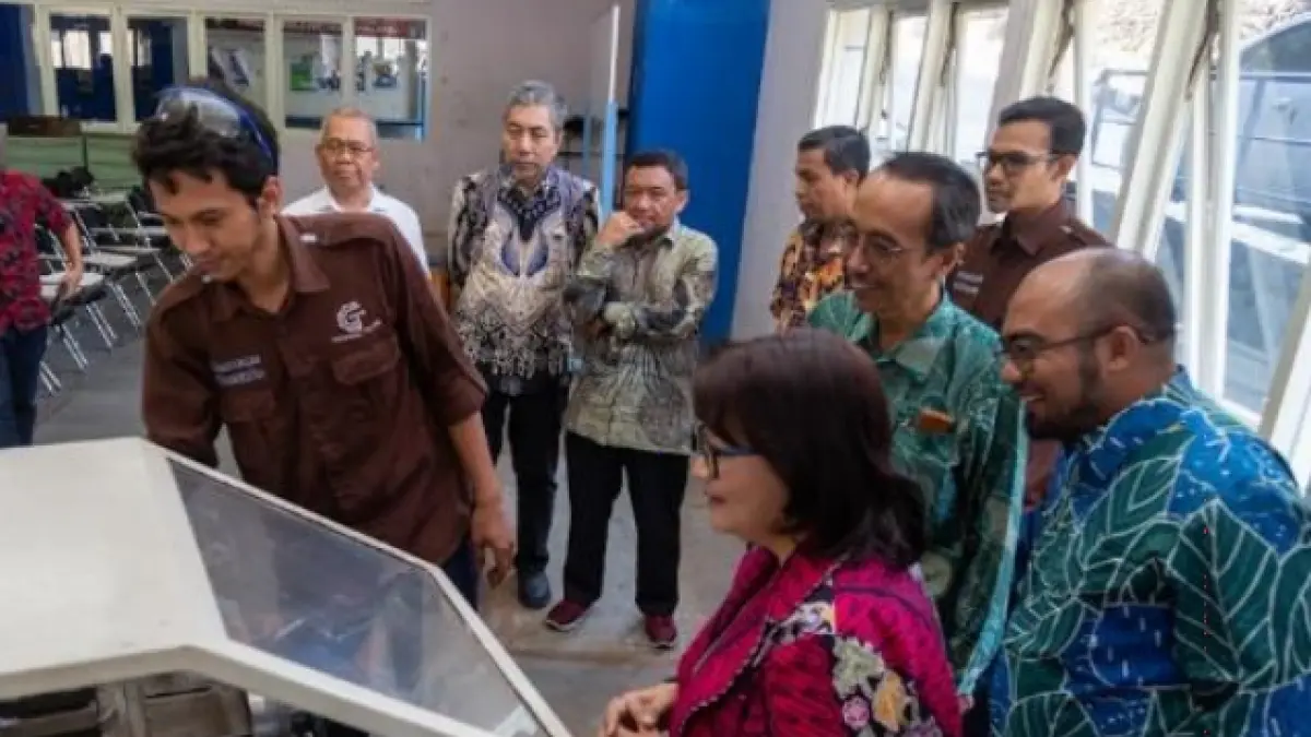 CEK LANGSUNG: Perwakilan Nestlé Indonesia dan Politeknik Negeri Malang berdialog langsung di area Jurusan Teknik Mesin mengenai pemanfaatan fasilitas dan peluang pengembangan kolaborasi ke depan.