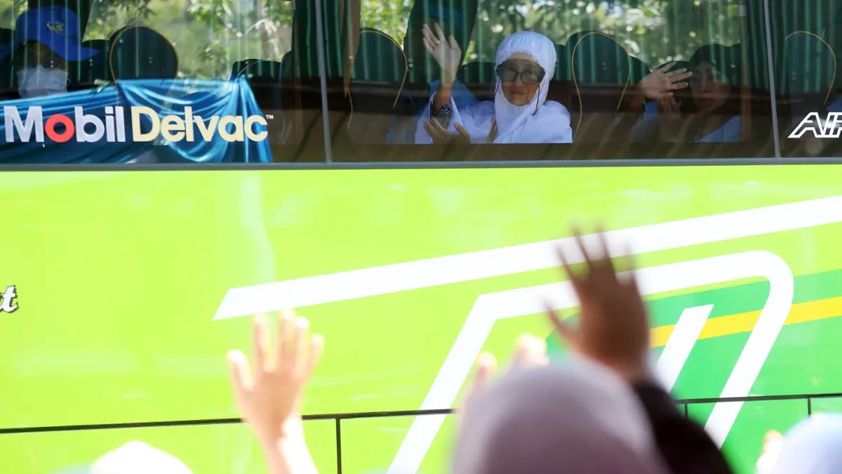 DATANG MULAI 1 JUNI: Sejumlah warga melepas saudaranya yang berangkat ke tanah suci, April lalu. Awal Juni ini para jemaah dijadwalkan kembali ke Malang. (Darmono/Radar Malang)