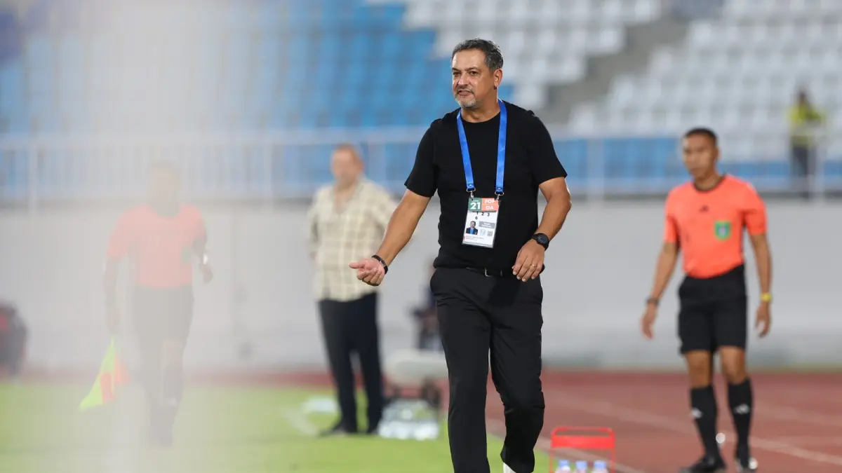 INGIN BERTAHAN: Pelatih Kepala Arema FC Marcos Santos memberi semangat kepada anak asuhnya dalam laga BRI Super League di Stadion Kanjuruhan. (Foto: Darmono/Radar Malang)
