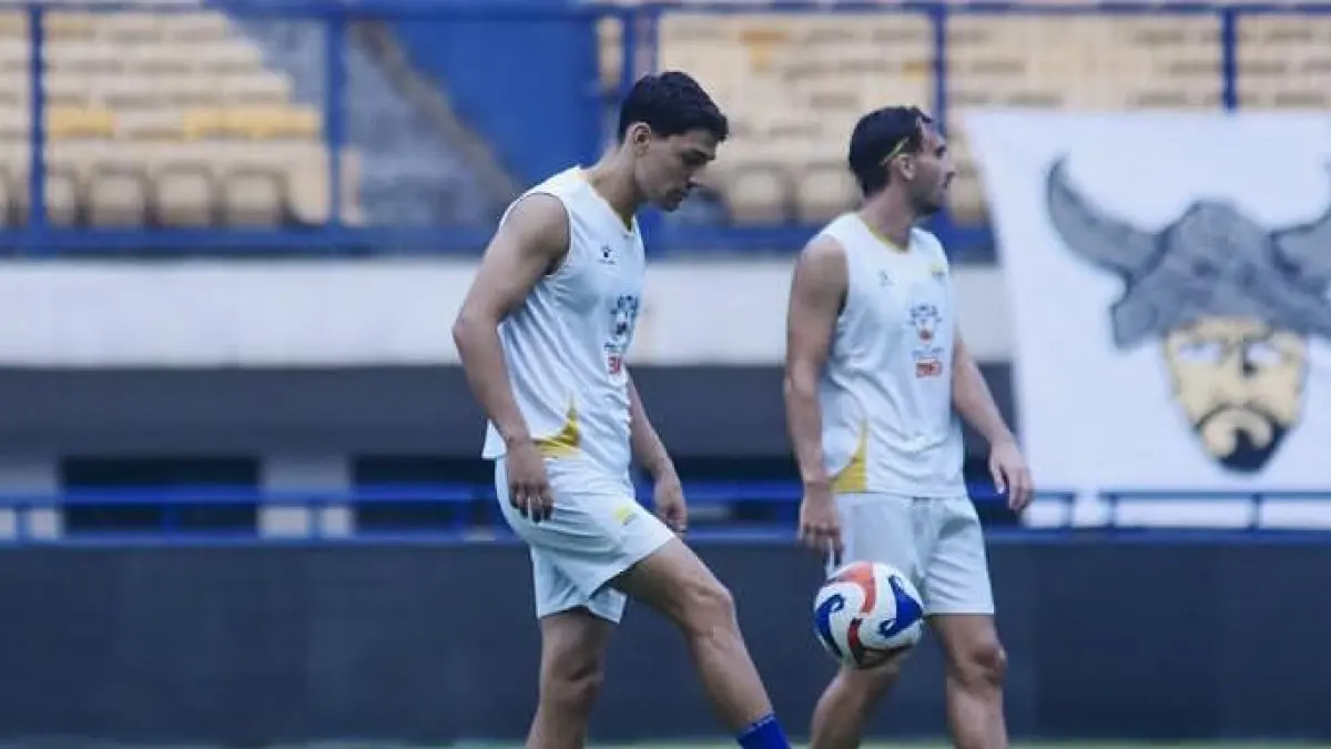 Latihan Persib Bandung jelang laga krusial pekan ke-34 BRI Super League 2025/2026. Julio Caesar meminta rekan-rekannya tetap fokus. (Instagram @persib)