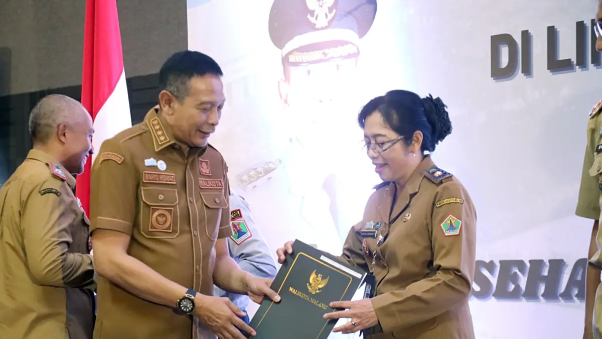 MAKSIMALKAN PROSES PEREKRUTAN: Wali Kota Malang Wahyu Hidayat memberi apresiasi kepada Kepala Dispussida Yayuk Hermiati yang akan pensiun tahun ini. Pengisian jabatan kosong akan dilakukan dengan manajemen talenta dan pertimbangan dari tim komite.