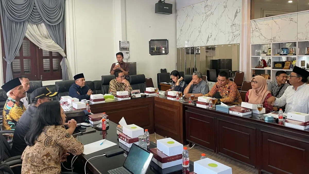 MINTA KEJELASAN: Pedagang Pasar Gadang yang belum mendapat lapak di tempat relokasi melakukan audiensi dengan legislatif dan Pemkot Malang, kemarin (21/5). (Andika Satria Perdana/Radar Malang) 