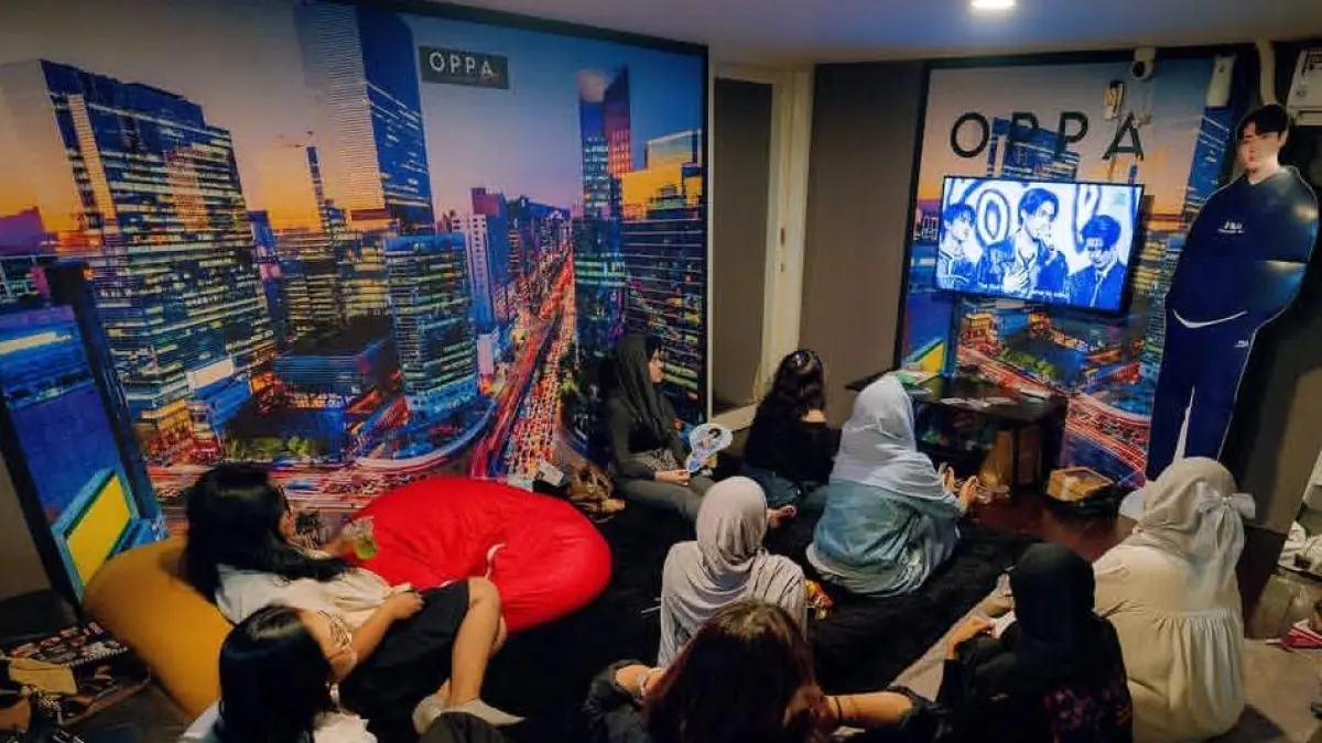 Nongkrong sekaligus nobar di Kayutangan. (Instagram @oppaexpress.id)