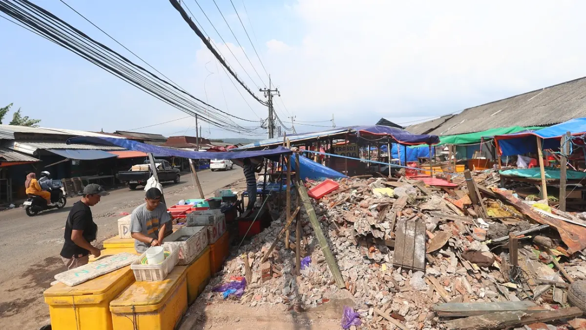 PANJANGNYA 50 METER: Lapak pedagang Pasar Gadang di sisi barat masih belum dibongkar sampai kemarin (21/5). Pedagang masih menunggu tempat relokasi siap. (Darmono/Radar Malang) 