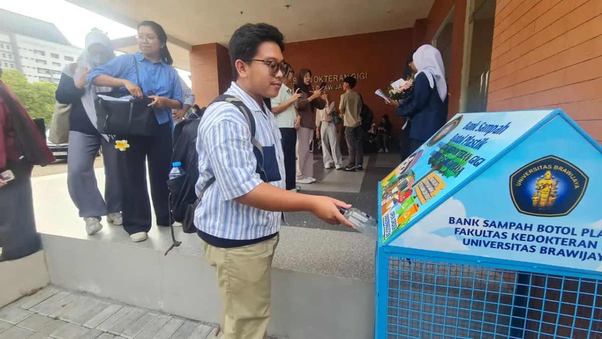 PENGELOLAAN SAMPAH PLASTIK: FKG UB sediakan tempat membuang sampah botol plastik