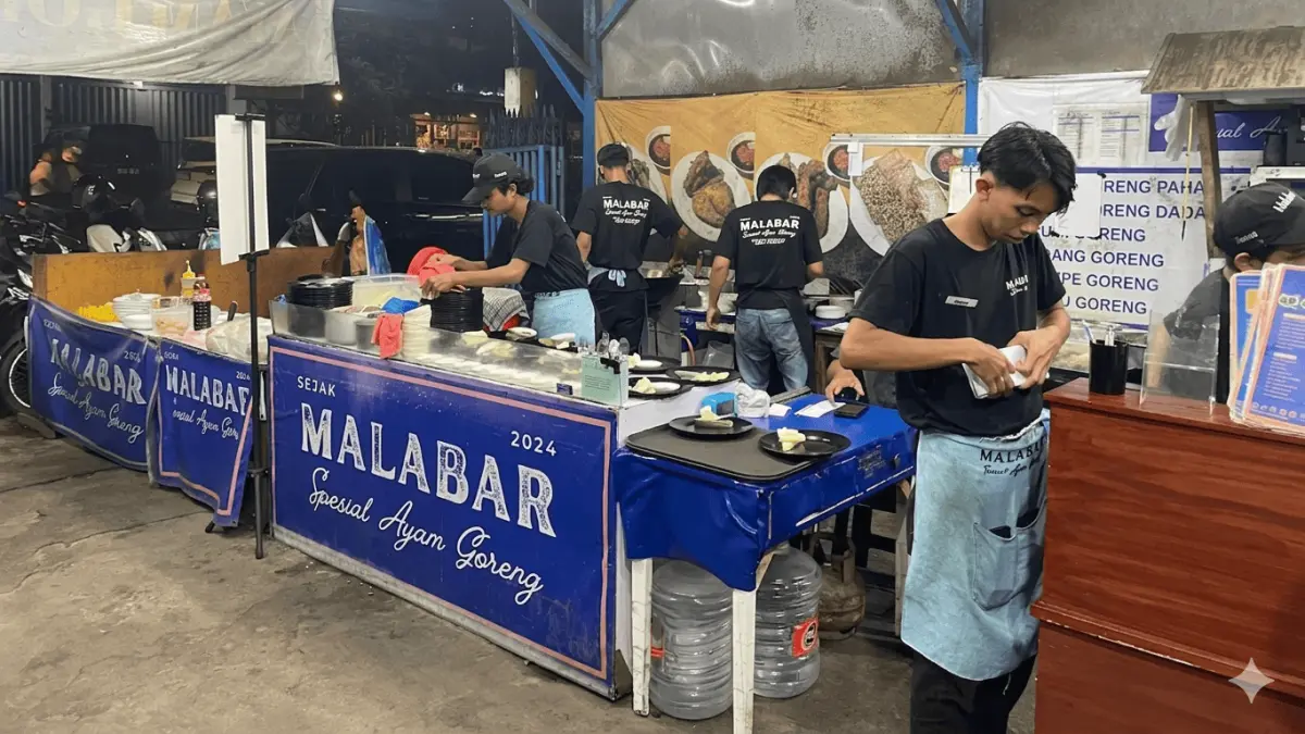 Suasana kedai malabar spesial ayam goreng. (Hiegar Ramadani / Google Maps)