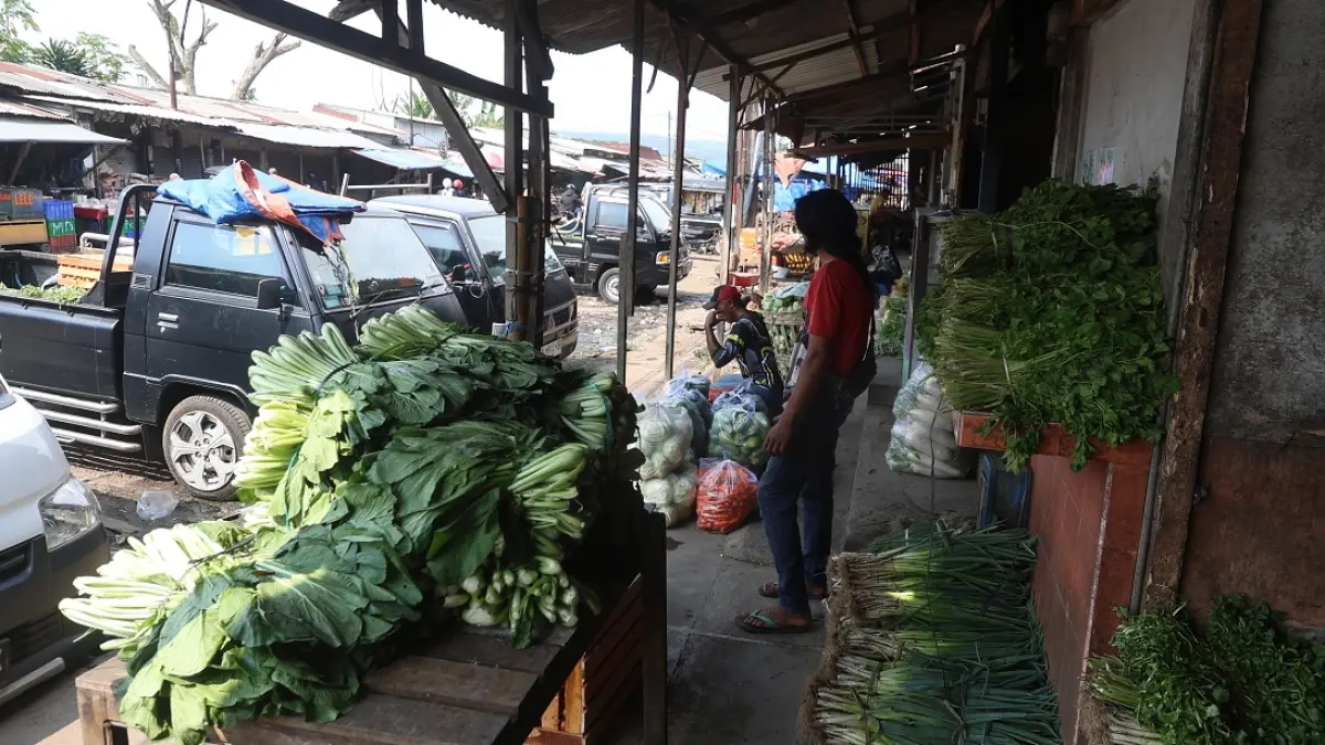 TUNGGU RELOKASI: Sejumlah lapak di Pasar Gadang belum dibongkar sampai kemarin (21/5). (Darmono/Radar Malang)