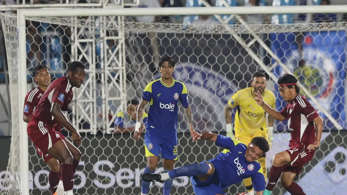 WAJIB JAGA KOSENTRASI: Walisson Maia berusaha menghalau serangan pemain PSM Makassar. Dalam laga melawan PSIM Jogjakarta nanti sore dia dituntut meredam ketajaman gelandang serang lawan. (foto:Darmono)
