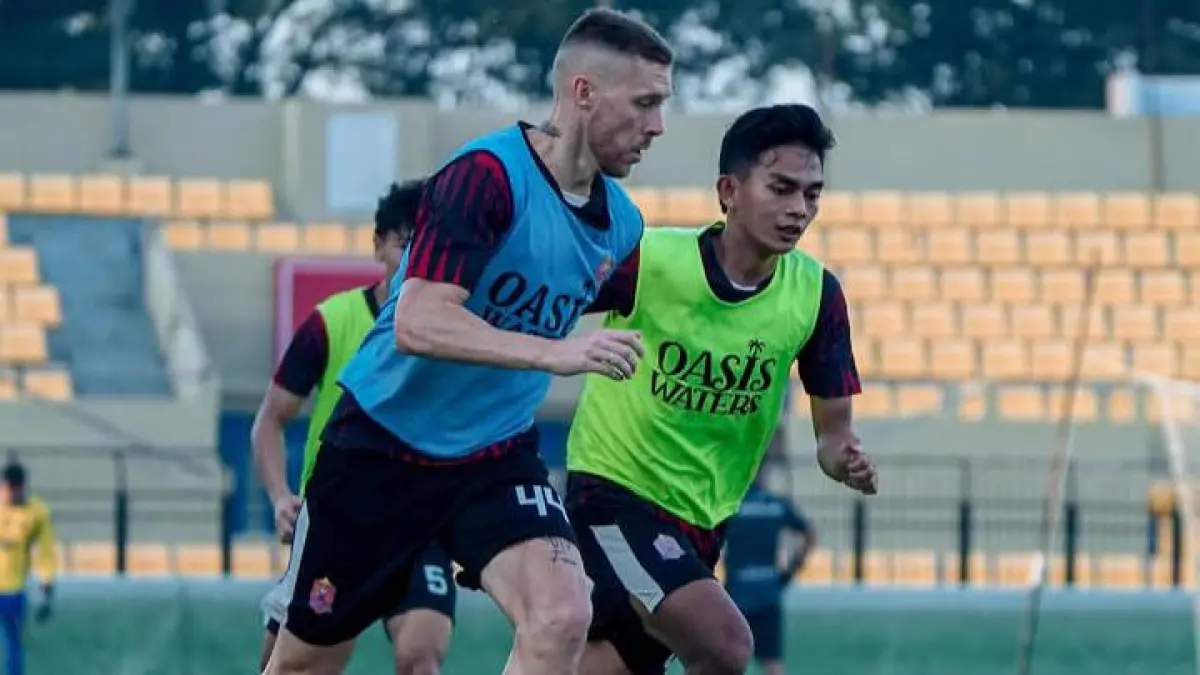 Latihan intensif Persijap Jepara jelang pekan pamungkas BRI Super League 2025/2026. Dengan pertahanan solid dan serangan balik cepat, Laskar Kalinyamat siap menjadi penentu arah perebutan gelar juara antara Persib Bandung dan Borneo FC. (Instagram @persijap_jepara)