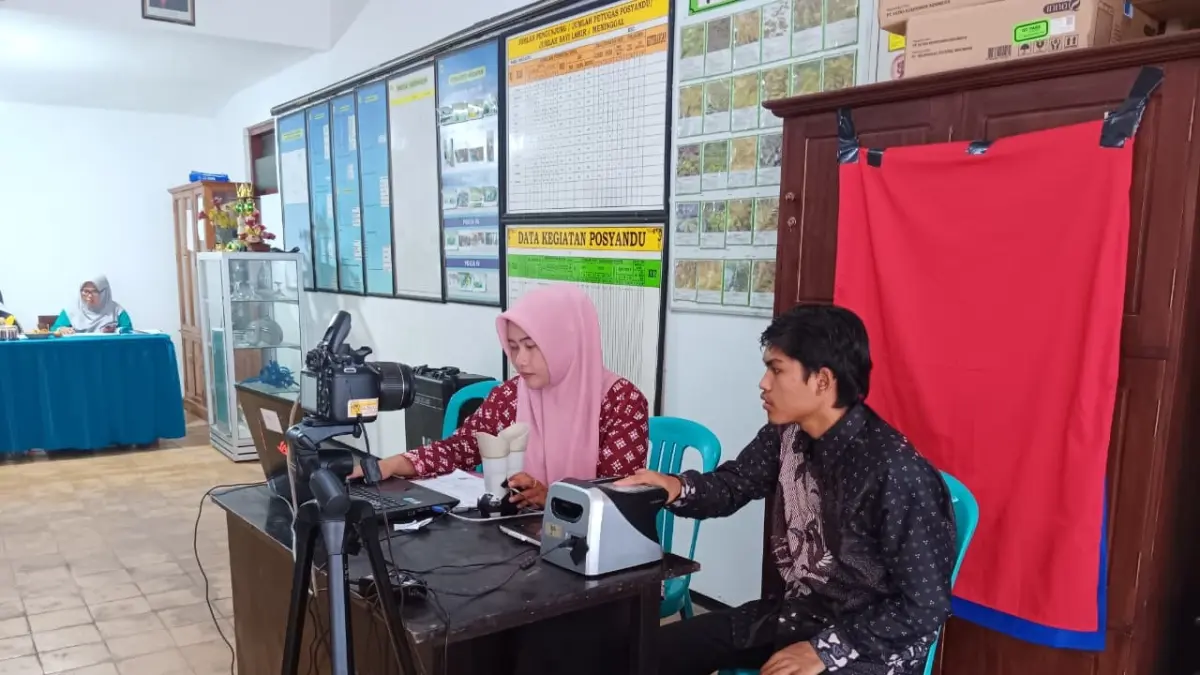 ADMINDUK: Seorang warga menjalani perekaman IKD di kantor desa ardimulyo, Kecamatan Singosari kemarin (21/5).