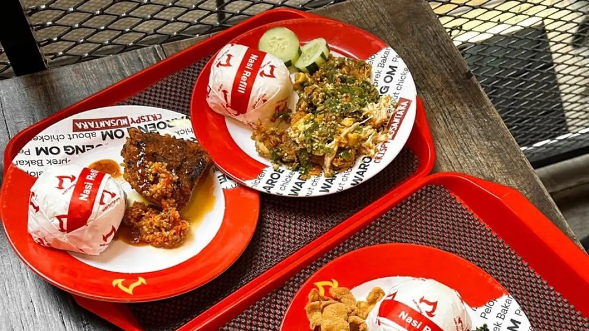 Ayam crispy andalan anak kos. (Instagram @waroeng.om)