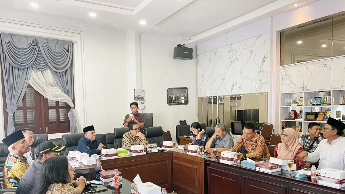 BERI PENJELASAN: Komisi B DPRD Kota Malang membahas skema KPBU untuk revitalisasi pasar Besar bersama P3BM dan pemkot Malang, kemarin.