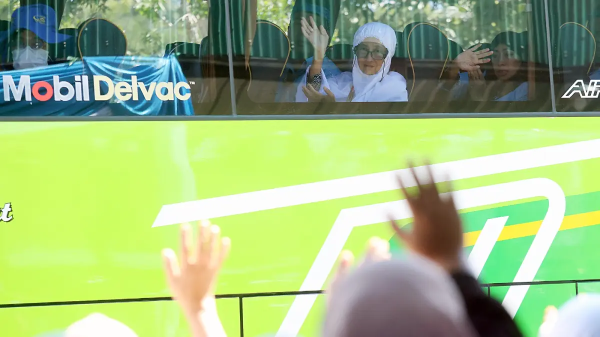 DATANG MULAI 1 JUNI: Sejumlah warga melepas saudaranya yang berangkat ke tanah suci, April lalu. Awal Juni ini para jemaah dijadwalkan kembali ke Malang.