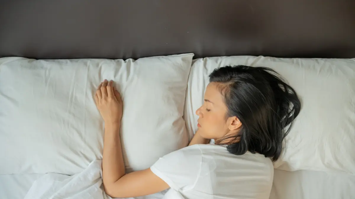 Ilustrasi perempuan sedang tidur. (Freepik)