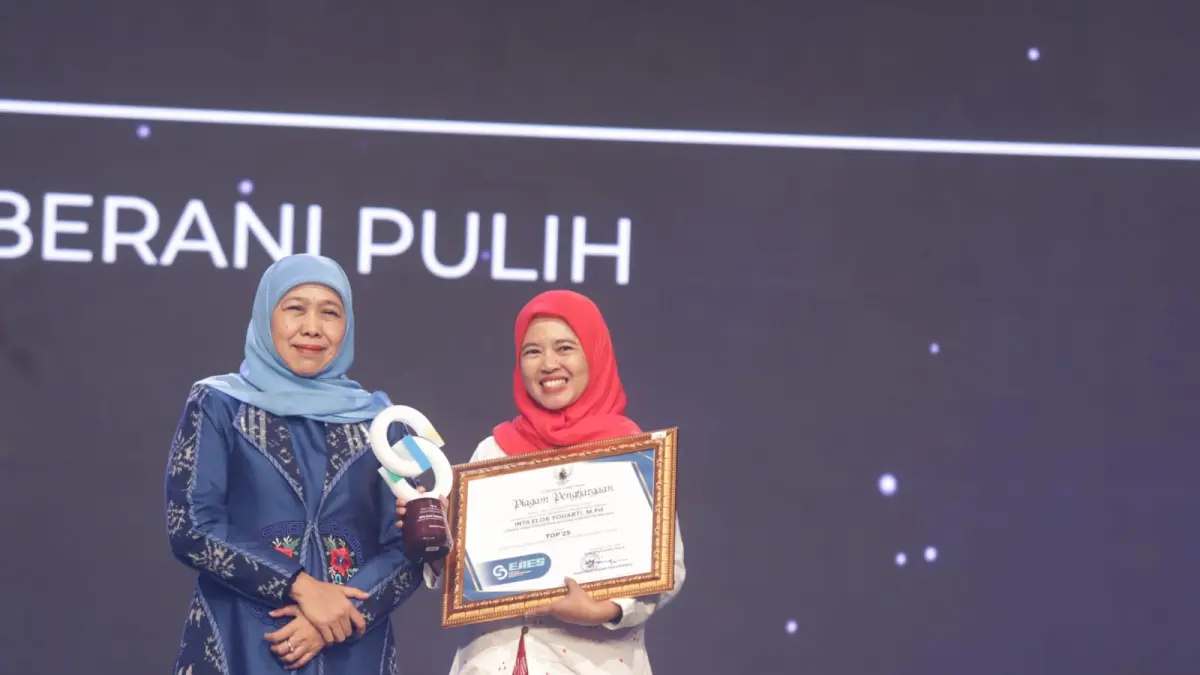 INSPIRATIF: Penghargaan diberikan langsung oleh Gubernur Jatim Dra Hj &nbsp;Khofifah Indar Parawansa MSI (kiri) kepada Inta Elok Youarti MPd sebagai Pengawas Cabdindik wilayah Kabupaten Malang.