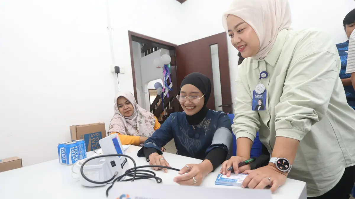 Karyawan Jawa Pos Radar Malang melakukan medical check up yang dihadirkan RSU Brimedika, Jumat (22/5). (Darmono/Radar Malang)