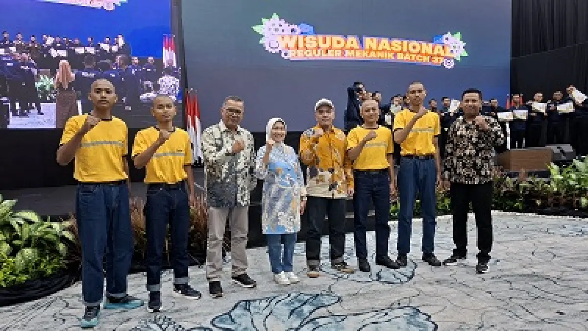 KOLABORASI PENDIDIKAN: Kepala SMK Muhammadiyah 1 Kepanjen bersama Ketua Yayasan Karya Bakti United Tractors dan siswa kelas XII di UT School