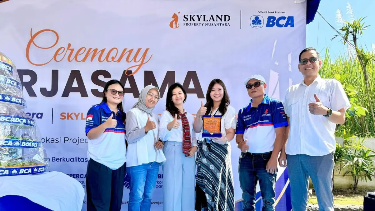 LAYANAN MASYARAKAT: Komisaris PT GMA Nadia Aprellya (kiri), Pjs Kepala Kantor Fungsional Kredit Konsumen Malang Zevina Lie Mahassana, (empat dari kiri), Direktur PT GMA Bambang Agustiono (dua dari kanan) setelah penandatanganan kerja sama 