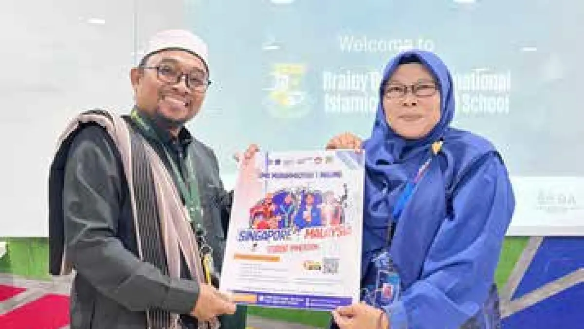 MENUJU SEKOLAH INTERNASIONAL: Kepala SMA Muhammadiyah 1 Malang Dra Umi Mafrukhah (kanan) bertukar cenderamata setelah penandatanganan MoU dengan Sekolah Indonesia Singapura dan Brainy Bunch International School Malaysia, beberapa waktu lalu.