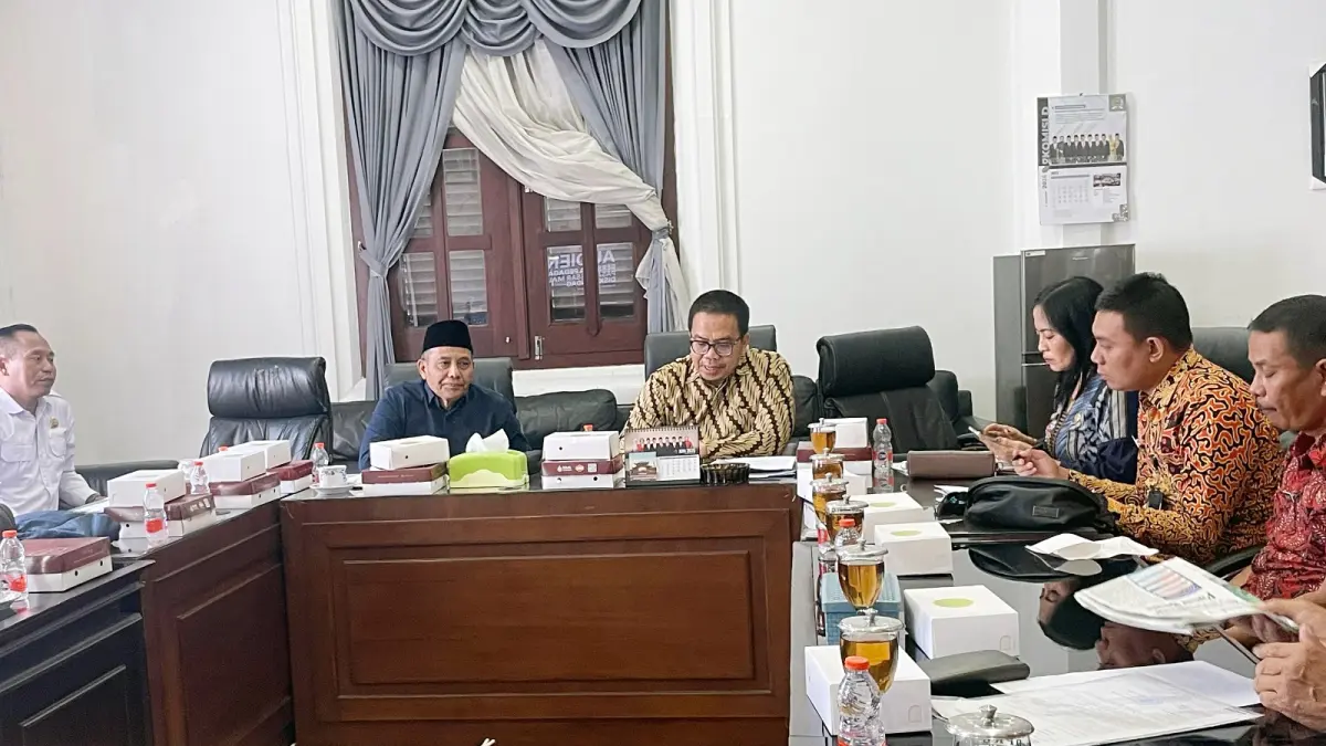 MINTA KEJELASAN: pedagang pasar Gadang yang belum mendapat lapak di tempat relokasi melakukan audiensi dengan legislatif dan pemkot Malang, kemarin (21/5).
