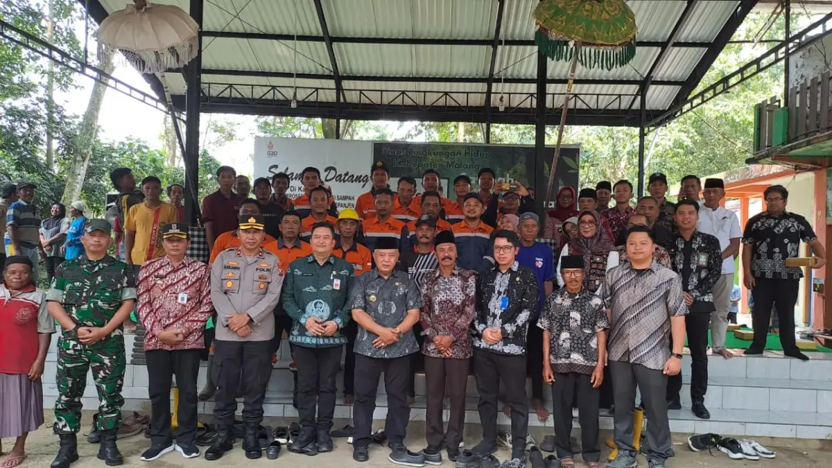 OLAH SAMPAH: Bupati Malang H M. Sanusi meninjau TPA Talangagung, Kepanjen kemarin (21/5).