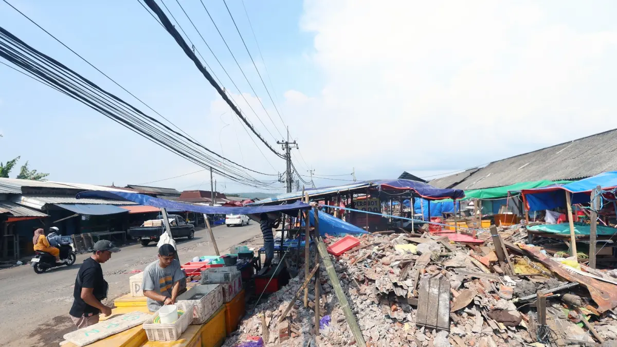 PANJANGNYA50 METER: Lapak pedagang pasar Gadang di sisi barat masih belum dibongkar sampai kemarin (21/5). pedagang masih menunggu tempat relokasi siap.