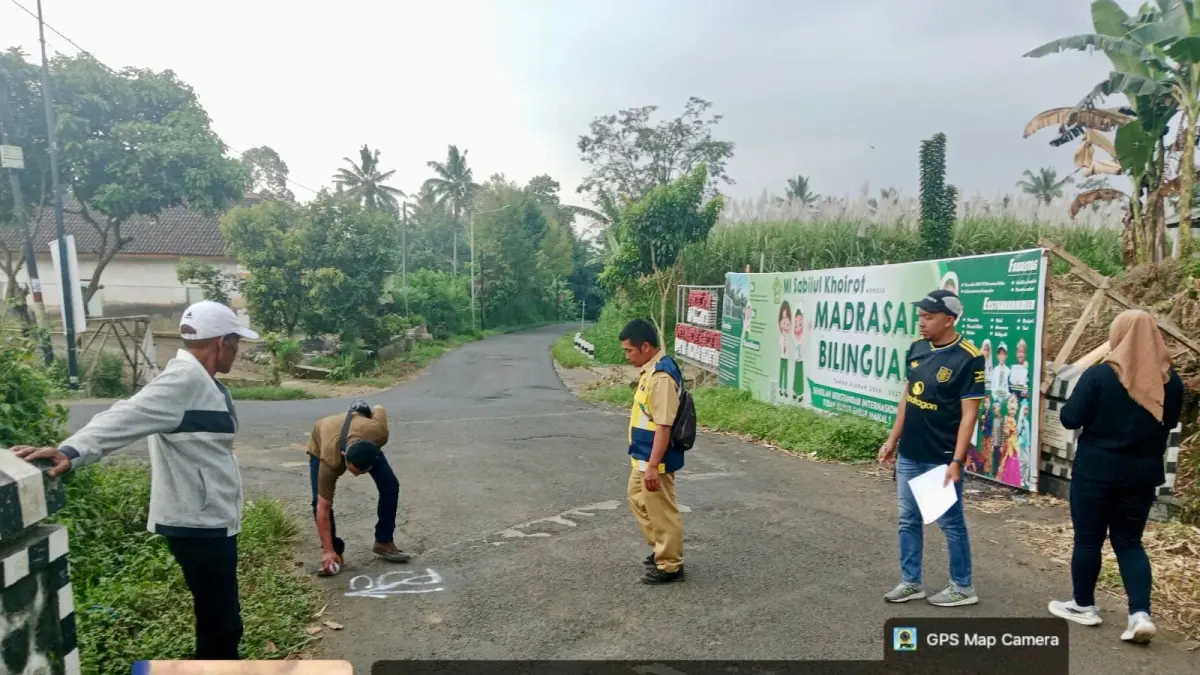 PENERANGAN: Tim DPUBM Kabupaten Malang melakukan survei titik PJU baru di Kecamatan Tumpang kemarin (21/5).