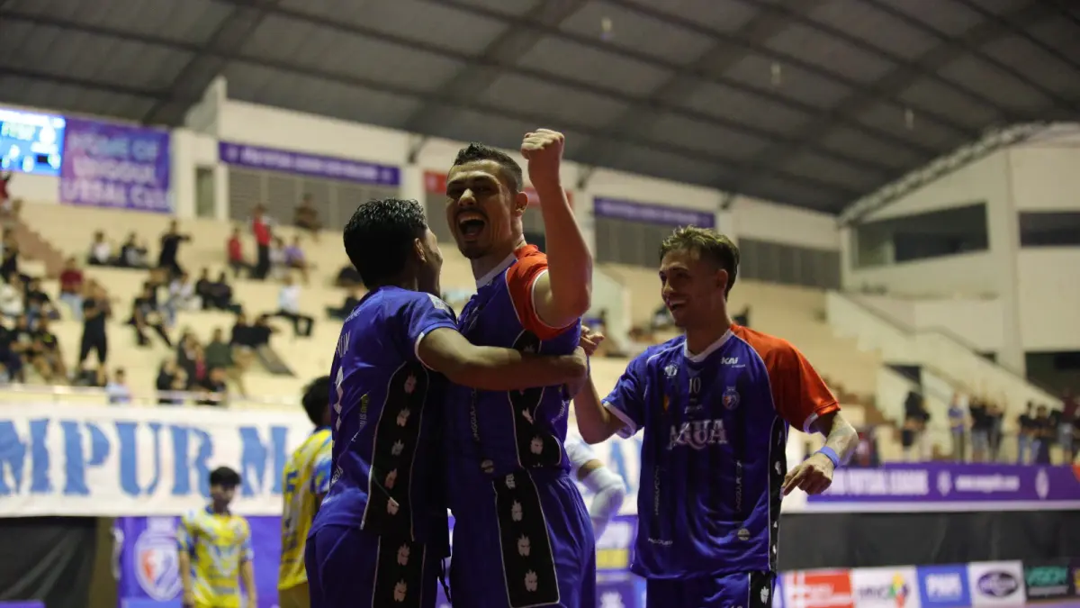 PERCAYA DIRI: Wellington Pereira (tengah) merayakan gol ke gawang Pangsuma FC Kalbar dalam laga PFL Series Malang di GOR Ken Arok, 17 Mei lalu.
