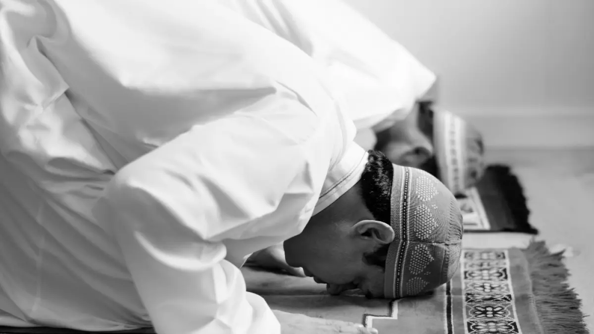 Potret umat Muslim sedang melaksanakan salat. (Magnific).