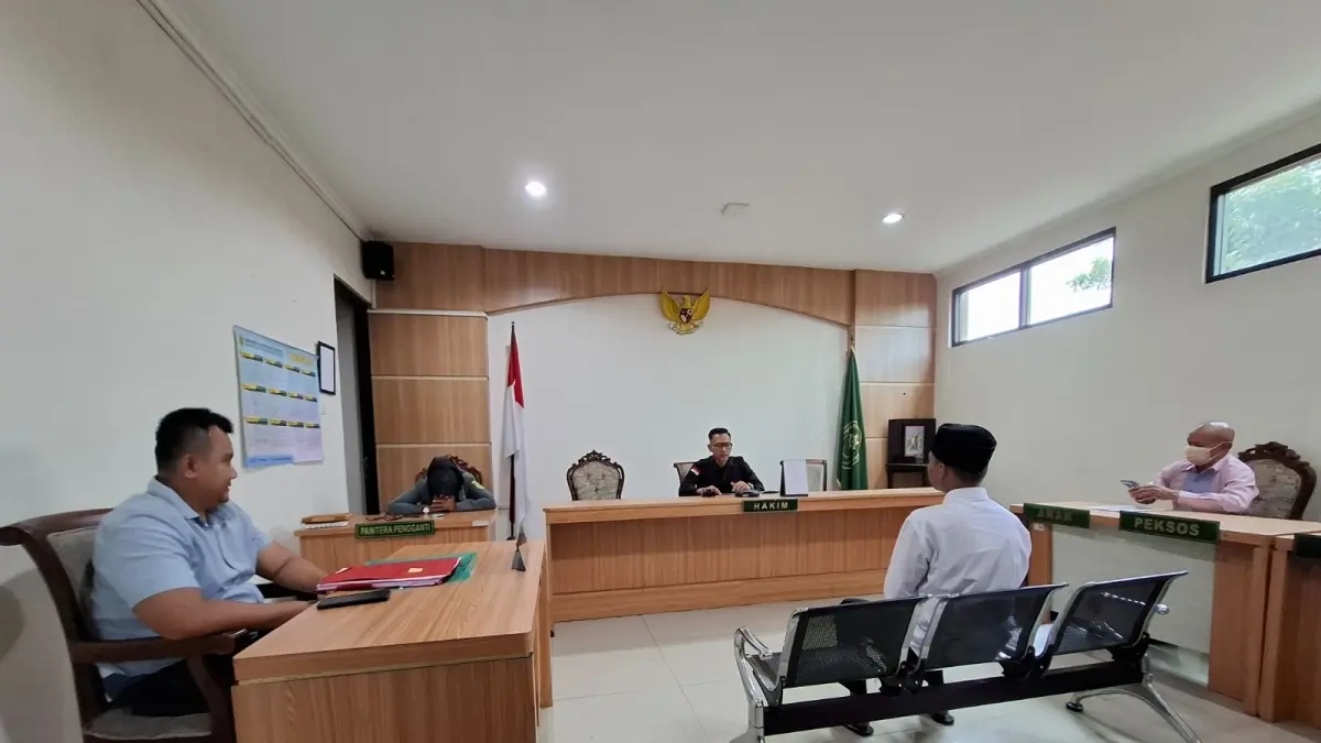 RESIDIVIS: RAP, 17, asal Kecamatan Bantur menjalani sidang kasus pencurian kendaraan bermotor di PN Kepanjen beberapa waktu lalu.