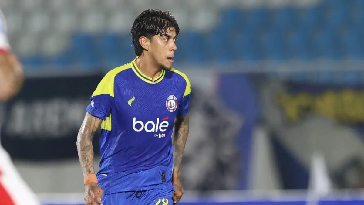 SIAP TAMPIL MAKSIMAL: Betinho Filho mempunyai tugas meredam Gelandang PSIM Jogjakarta Ezequiel Vidal (kanan) dalam laga BRI Super League pekan ke-34 nanti sore