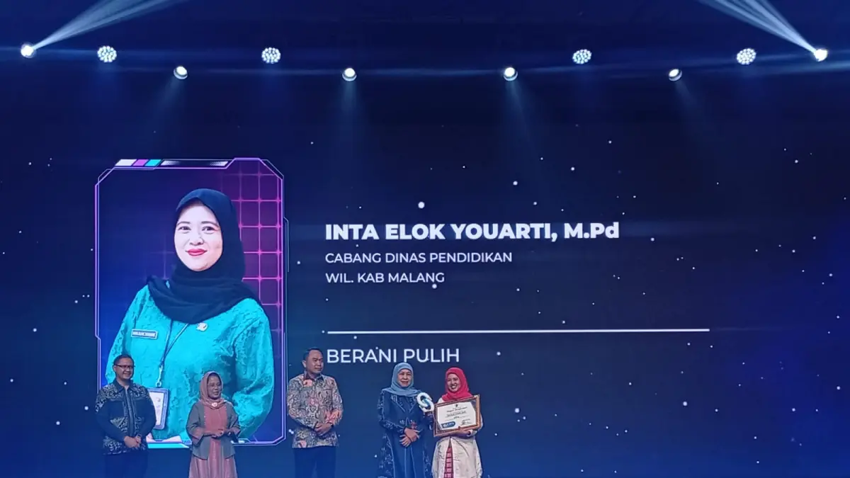 TERBAIK: Inta Elok Youarti MPd (kanan) menerima penghargaan The Best 25 EJIES Award, Kamis lalu (21/5).