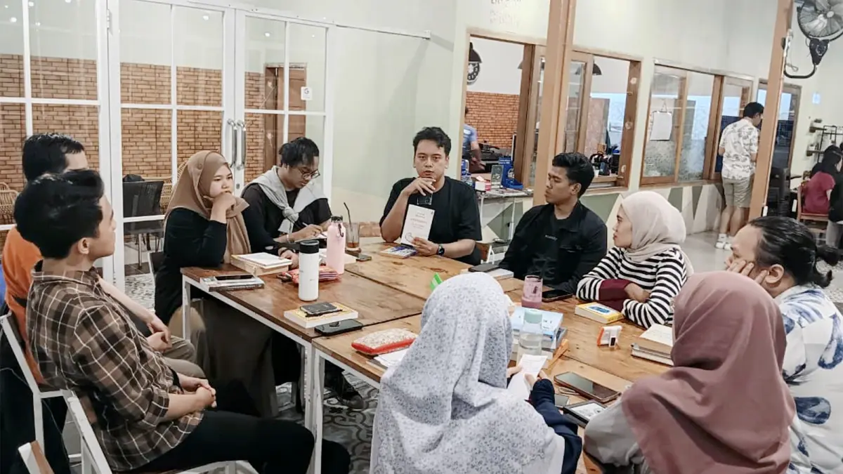 TUMBUHKAN LITERASI: Anggota Komunitas Book at Cafe melakukan diskusi setelah membaca buku di Kafe Cerita Spectra, Jalan Kalpataru, Kota Malang, Senin (18/5) lalu.